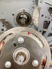 A single tooth is marked on the main pulley—